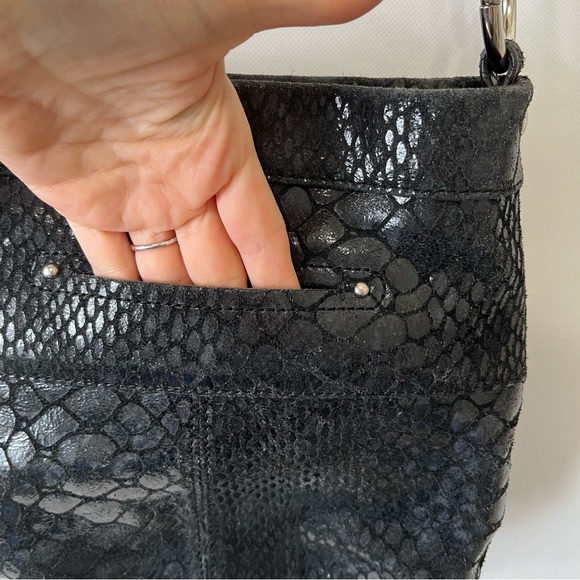 B. Makowsky Black Snake Pattern Leather Crossbody Bucket Bag - Picture 4 of 12